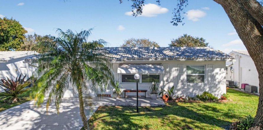 House in Plantation, Florida 2 bedrooms, 83.98 sq.m. № 2082955