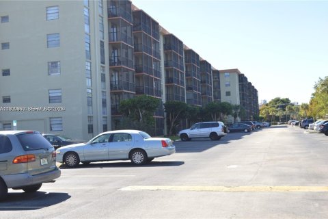 Снять в аренду кондоминиум в Норт-Майами-Бич, Флорида 1 спальня, 66.89м2, № 1991625 - фото 3