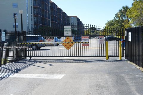 Снять в аренду кондоминиум в Норт-Майами-Бич, Флорида 1 спальня, 66.89м2, № 1991625 - фото 4