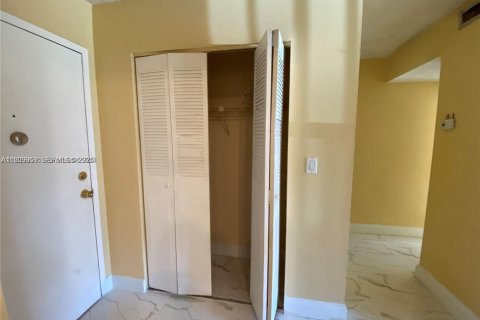 Снять в аренду кондоминиум в Норт-Майами-Бич, Флорида 1 спальня, 66.89м2, № 1991625 - фото 13