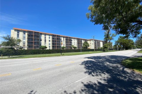 Снять в аренду кондоминиум в Норт-Майами-Бич, Флорида 1 спальня, 66.89м2, № 1991625 - фото 1