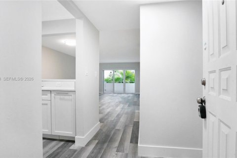Condo in Coral Gables, Florida, 2 bedrooms № 2032032 - photo 8