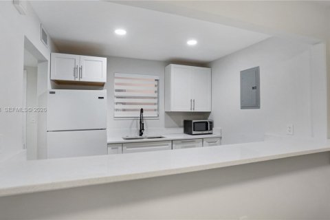 Condo in Coral Gables, Florida, 2 bedrooms № 2032032 - photo 7