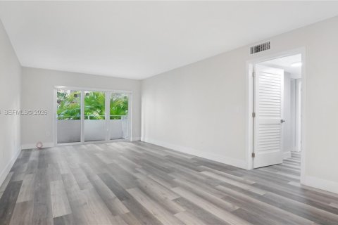 Condo in Coral Gables, Florida, 2 bedrooms № 2032032 - photo 11