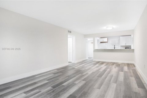 Condo in Coral Gables, Florida, 2 bedrooms № 2032032 - photo 12