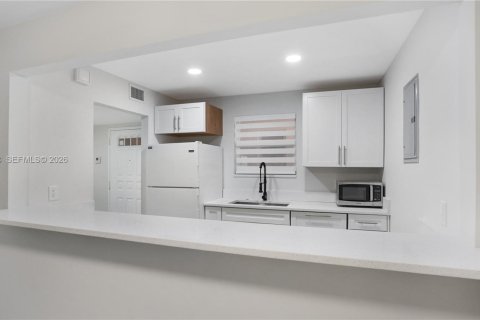 Condo in Coral Gables, Florida, 2 bedrooms № 2032032 - photo 6