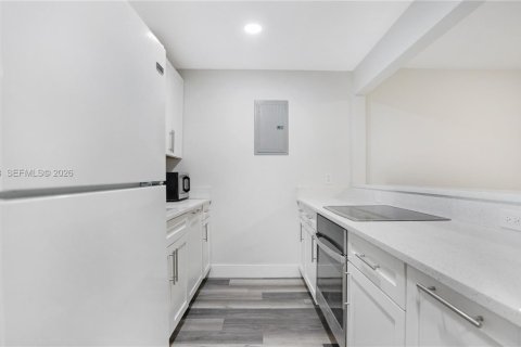 Condo in Coral Gables, Florida, 2 bedrooms № 2032032 - photo 4