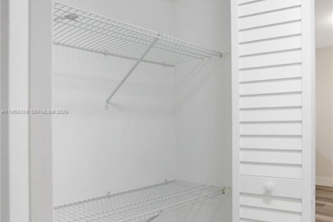 Condo in Coral Gables, Florida, 2 bedrooms № 2032032 - photo 15