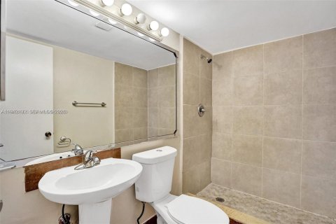 Condo in Miami, Florida, 2 bedrooms  № 1999119 - photo 21