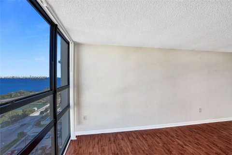 Condo in Miami, Florida, 2 bedrooms  № 1999119 - photo 16