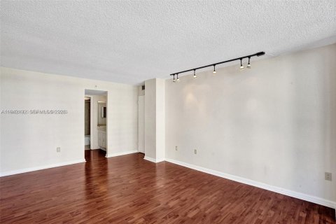 Condo in Miami, Florida, 2 bedrooms  № 1999119 - photo 18