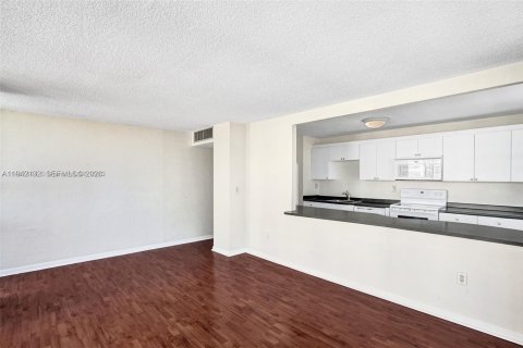 Condo in Miami, Florida, 2 bedrooms  № 1999119 - photo 8