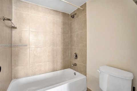 Condo in Miami, Florida, 2 bedrooms  № 1999119 - photo 22