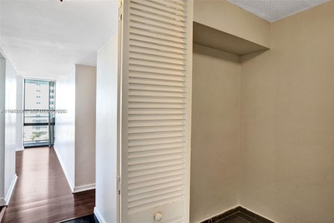 Condo in Miami, Florida, 2 bedrooms  № 1999119 - photo 13