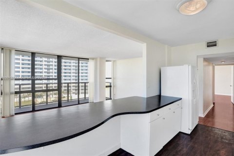 Condo in Miami, Florida, 2 bedrooms  № 1999119 - photo 6