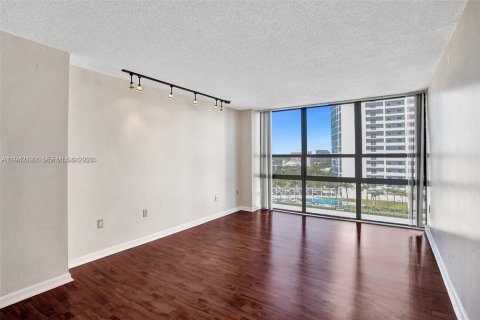 Condo in Miami, Florida, 2 bedrooms  № 1999119 - photo 14