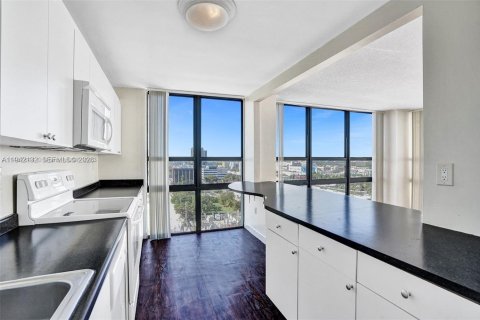 Condo in Miami, Florida, 2 bedrooms  № 1999119 - photo 2