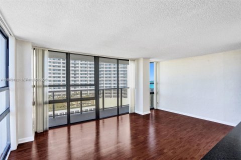 Condo in Miami, Florida, 2 bedrooms  № 1999119 - photo 9