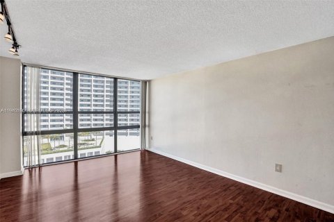 Condo in Miami, Florida, 2 bedrooms  № 1999119 - photo 15
