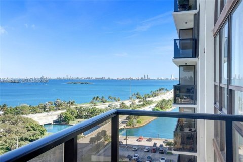 Condo in Miami, Florida, 2 bedrooms  № 1999119 - photo 12