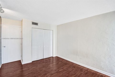 Condo in Miami, Florida, 2 bedrooms  № 1999119 - photo 20