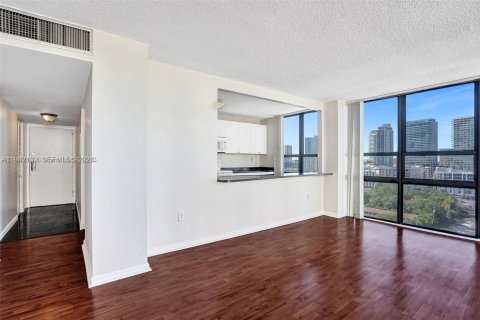 Condo in Miami, Florida, 2 bedrooms  № 1999119 - photo 10