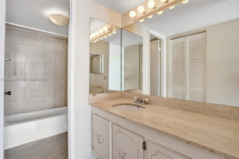 Condo in Miami, Florida, 2 bedrooms  № 1999119 - photo 17