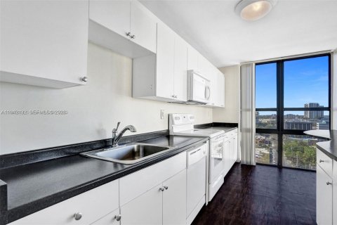 Condo in Miami, Florida, 2 bedrooms  № 1999119 - photo 3