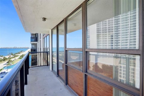 Condo in Miami, Florida, 2 bedrooms  № 1999119 - photo 25