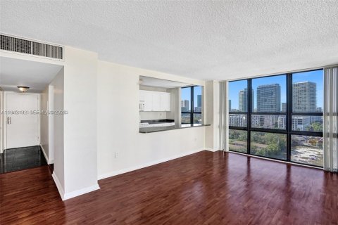 Condo in Miami, Florida, 2 bedrooms  № 1999119 - photo 7