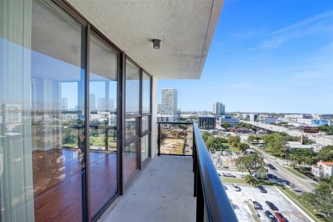 Condo in Miami, Florida, 2 bedrooms  № 1999119 - photo 27