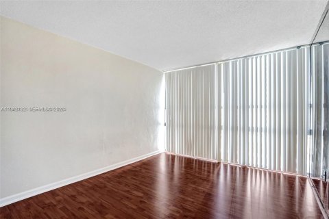 Condo in Miami, Florida, 2 bedrooms  № 1999119 - photo 19
