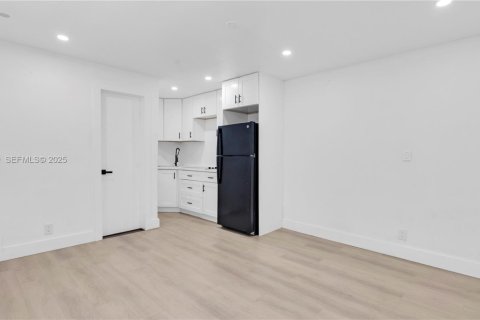 Villa ou maison à louer à Hallandale Beach, Floride: 1 chambre, 55.74 m2 № 2019116 - photo 2
