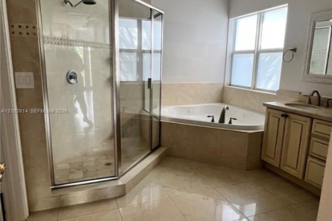 Casa en venta en Oakland Park, Florida, 4 dormitorios, 264.96 m2 № 2407334 - foto 5