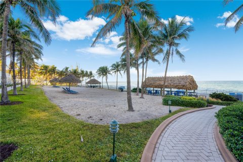 Купить кондоминиум в Санни-Айлс-Бич, Флорида 2 спальни, 163.14м2, № 2025450 - фото 28