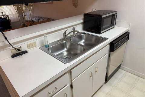 Condo in Crystal River, Florida, 4 rooms № 2092874 - photo 12