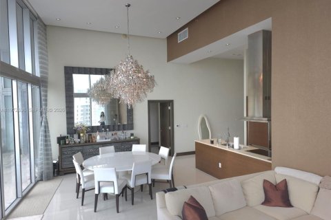 Condominio en venta en Miami, Florida, 3 dormitorios, 173.73 m2 № 2032932 - foto 2