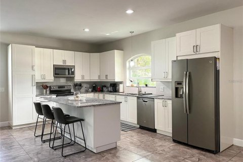 House in Sarasota, Florida 3 bedrooms, 145.21 sq.m. № 2227509 - photo 8