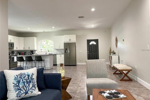 House in Sarasota, Florida 3 bedrooms, 145.21 sq.m. № 2227509 - photo 4