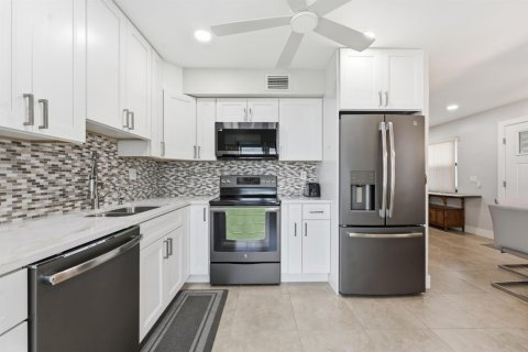 Condo in Delray Beach, Florida, 2 bedrooms  № 2184620 - photo 9