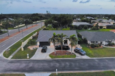 Снять в аренду виллу или дом в Венеция, Флорида 3 спальни, 187.66м2, № 1946441 - фото 1