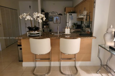 Condo in Miami, Florida, 2 bedrooms  № 2009596 - photo 3