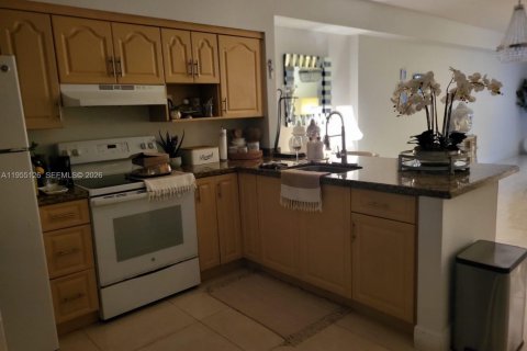 Condo in Miami, Florida, 2 bedrooms  № 2009596 - photo 2