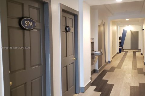 Condo in Miami, Florida, 2 bedrooms  № 2009596 - photo 13