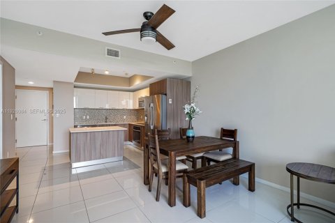 Condo in Doral, Florida, 1 bedroom № 1986041 - photo 3