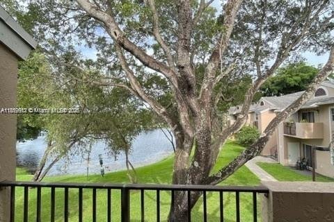 Condo in Pembroke Pines, Florida, 2 bedrooms  № 1888224 - photo 9