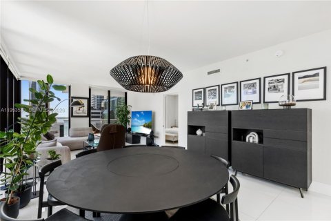 Condo in Miami, Florida, 3 bedrooms № 2027543 - photo 2