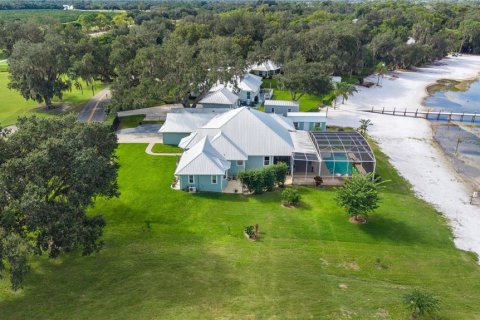House in Avon Park, Florida 4 bedrooms, 239.78 sq.m. № 2403711 - photo 16