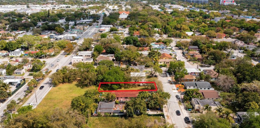 Commercial property in Miami, Florida № 1978723