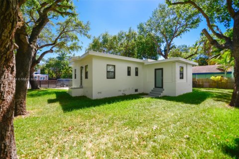 Снять в аренду виллу или дом в Майами, Флорида 3 спальни, 99.96м2, № 1948998 - фото 4